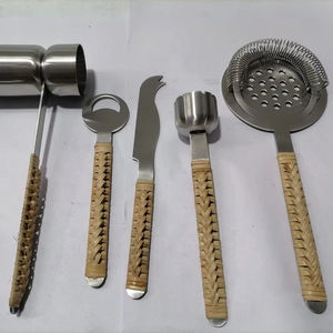 Ensemble d'ustensiles de cuisine en bois faits à la main Vaisselle en bois naturel avec miroir Cuillère à la main d'Artes Designs fabriquée en Inde - Product Image 1