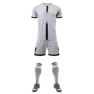 Vente en gros d'uniformes de football Maillots de football respirants à sublimation avec logo personnalisé Vêtements de sport de haute performance pour clubs - Product Image 1