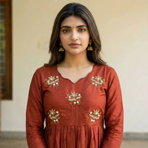 Robe Anarkali en mousseline de soie brodée rouge pour femmes, robe de bureau élégante, bouton en cristal, longueur genou, style A, robe ethnique festive décontractée - Product Image 1