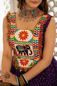 Parfait pour les boutiques et les détaillants en ligne ciblant Bandhni imprimé énorme motif Flair léger fantaisie Kurti pour Navratri - Product Image 5