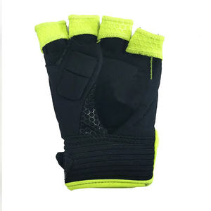 Gants de hockey sur gazon imperméables en matériau durable Gants professionnels de protection des mains évacuant l'humidité par Standard International - Product Image 5