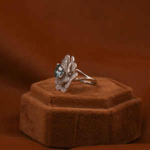 Anillo de mujer de oro macizo de 18 quilates con diamante redondo pequeño y propuesta de diamante cultivado en laboratorio de tono azul Diseño de flores Certificado IGI - Product Image 2