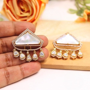 Boucles d'oreilles de qualité supérieure, finition or, pierres de moissanite, style statement, pour mariage, soirée, collection pour femmes et filles - Product Image 1