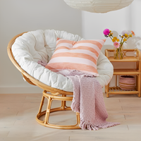 Chaise Papasan bohème ultra-pelucheuse fabriquée à la main avec cadre en rotin naturel et coussin rond pour le salon ou l'appartement.