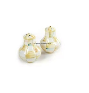 Salière et poivrière en fer de qualité supérieure avec une finition élégante en acier inoxydable pour la décoration de la cuisine et de la salle à manger modernes - Product Image 1