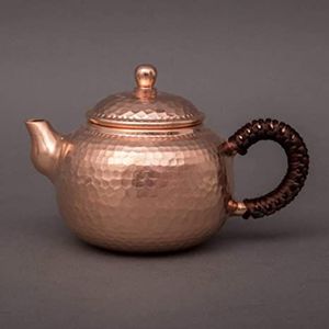 Bouilloire traditionnelle indienne en cuivre avec finition lisse et bec incurvé utilisé pour la préparation du thé aux herbes et l'affichage de la cuisine - Product Image 4