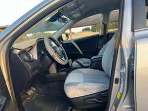 Toyota RAV4 2020 LHD SUV Usado con Asientos de Cuero, Interior Oscuro, Tracción Delantera, Control de Crucero Adaptativo, Automático, R18, Diésel, Techo Panorámico - Product Image 4