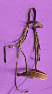 Brida de cuero en la mano Hebillas de latón Presentación elegante con riendas Marrón Negro 4 Tamaño Brida de caballo de cuero genuino de alta calidad - Product Image 4