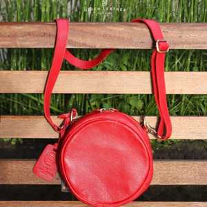 Sac à bandoulière rond en cuir de créateur haut de gamme, fait main, élégant, sac à main circulaire, voyage urbain, mode, fait main en Indonésie - Product Image 3