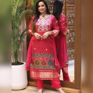 Conjunto exclusivo de kurti masleen con estampado bandhani y bordados elaborados, con pantalones rosa sólido y dupatta transparente para mujer. - Product Image 4