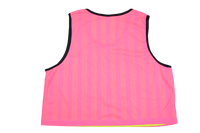 Maillot d'entraînement de football réversible en maille rose vif 100 % polyester, imprimé par transfert thermique, séchage rapide, respirant, pour entraînement d'équipe