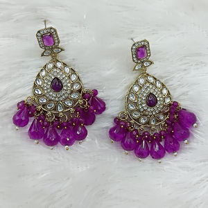 Boucles d'oreilles pendantes en pierre et perles de Kundan plaquées or pour femmes élégance traditionnelle avec une torsion moderne - Product Image 6