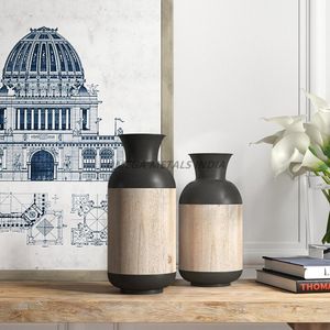 Vase personnalisé en métal noir mat avec forme unique et surface en bois texturé Style de décoration intérieure contemporaine - Product Image 2