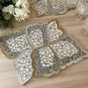 Set de table de mariage classique rond en verre rouge perlé, broderie de luxe, écologique, personnalisable - Product Image 4