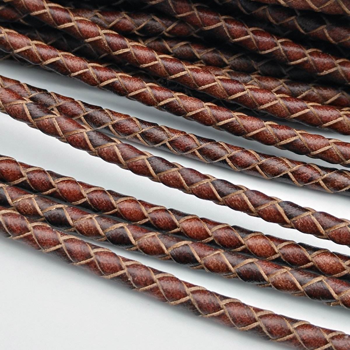 สีน้ำตาลอมเทา