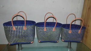 กระเป๋าถือสานมือจากหญ้าทะเลสำหรับฤดูร้อน พร้อมหูหิ้วหนัง ปิดแบบเปิดและเชือกรูด ตกแต่งด้วยงานปัก - Product Image 5