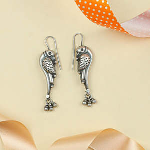 Pendientes Tridha Vintage de Plata 92.5 con Granate y Perla de Agua Dulce, Diseño de Gota Chapada en Oro, Estilo Vintage Encantador para Regalo - Product Image 5