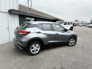 Sièges en cuir de direction gauche Nissan Kicks S 2024 d'occasion Taille du pneu intérieur foncé R16 - Product Image 3