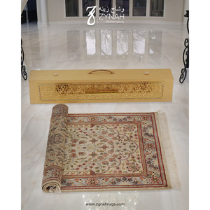 Tapis de prière persan Zynah noué à la main en laine et soie, motif médaillon, rectangulaire, à poils ras avec franges, pour salon - Product Image 4