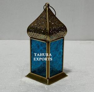 Nouvelle petite lanterne décorative avec support de photophore conçu pour une utilisation de table ajoutant chaleur et beauté aux espaces intérieurs ou extérieurs - Product Image 1