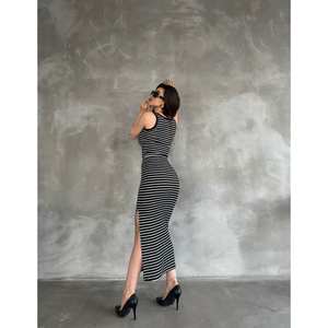 Jupe mi-longue rayée avec taille élastique et fente décorative - Product Image 1