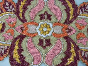 Camino de Mesa de Cristal con Cuentas Multicolores, Camino de Mesa Decorativo Hecho a Mano con Cuentas Florales para Mesa de Comedor, Ocasiones Festivas - Product Image 3