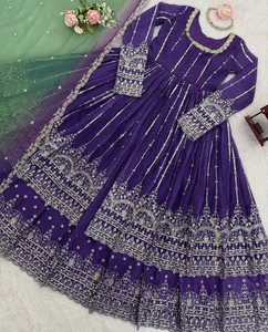Robe Anarkali brodée en améthyste royale pour femmes avec dupatta ombré émeraude, tenue ethnique de luxe pour mariage et soirée - Product Image 1