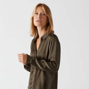 Chemise en satin à manches longues pour femmes-Matériau brillant et confortable, parfait pour les événements formels et les occasions spéciales - Product Image 3