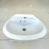 Lavabo rond en céramique blanc 18x13 de United Industries, avec une construction durable pour la salle de bain à domicile, luxe minimaliste