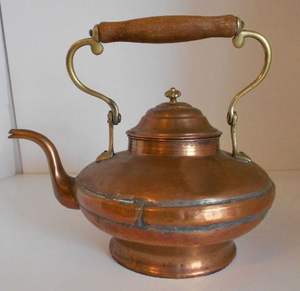 Lujoso hervidor de cobre antiguo para hervir agua o servir té diseñado para uso funcional y decorativo - Product Image 1