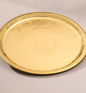 Elegantes platos de latón hechos de latón 100% para un aspecto clásico y vintage. Ideal para la decoración del hogar. Se aceptan pedidos a granel y de exportación. - Product Image 1