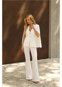 Conjunto Elegante de Tres Piezas para Mujer: Blazer Tipo Capa Blanco, Top y Pantalones Acampanados - Product Image 2