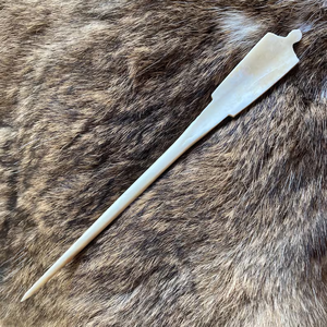 Alfileres de hueso artesanales de Crescent Craft Timeless Accesorios únicos y elegantes para coleccionistas y entusiastas del estilo - Product Image 2