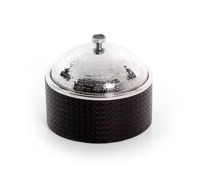 Plat à réchaud en cuivre gravé avec pied et bouton en laiton, l'apparence reflète l'éclairage lors des événements, améliorant ainsi l'ambiance générale