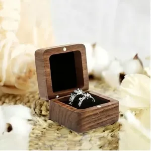 Boîte à bagues en bois d'acacia avec intérieur en velours noir pour le rangement de bijoux - Product Image 4