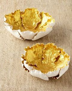 Bol de service classique en laiton pour la présentation festive des aliments, créant un look royal pour les occasions spéciales et les célébrations - Product Image 3