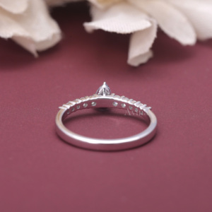 Anillo de Compromiso con Diamante Cultivado en Laboratorio, Corte Pera, Certificado por IGI, Oro Blanco/Rosa y Amarillo de 9K, Media Eternidad, Pavé, Solitario - Product Image 5