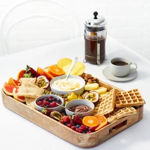 Salisbury and Co Grove Plateau de service rectangulaire en bois de manguier est montré dans l'image C'est un plateau rectangulaire fait - Product Image 2