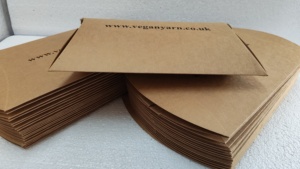 Cajas de Almohada de Papel Kraft Reciclado Ecológicas Hechas a Medida con Impresión de Logotipo en Estampado en Caliente para Embalaje de Regalos Promocionales Aptas para Microondas - Product Image 3