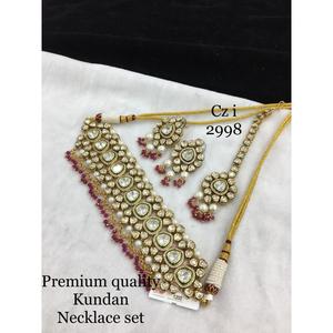 Ensemble de bijoux classiques Kundan Moissanite avec touche traditionnelle pour les fonctions Sangeet et de fiançailles Approvisionnement en gros de l'Inde - Product Image 4