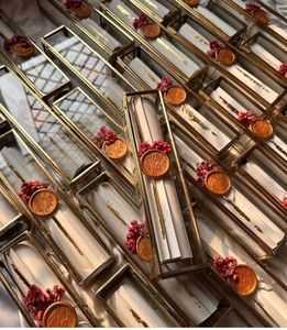 Caja de desplazamiento de vidrio de metal resistente pero elegante con detalles elegantes para una adición estética a la decoración del hogar y colecciones de regalos - Product Image 2