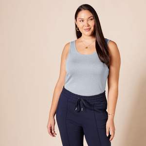 Débardeur court élégant pour femme, tricot lisse, texture aérée, tombé fluide, extensible, silhouette moderne, couture durable - Product Image 1