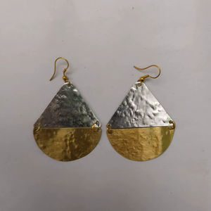 Boucles d'oreilles en laiton doré faites à la main - Style moderne antique traditionnel - Cadeau pour elle - Product Image 1