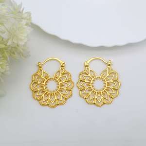 Vente en gros laiton ethnique couleur or 18 carats boucles d'oreilles de fleur festive unisexe attrayant fait à la main à la mode à la mode troisième - Product Image 5