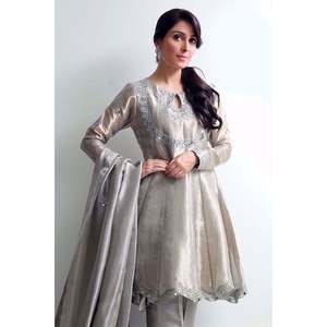 Conjunto de Pantalones y Camisa de Satén Gris Agaste con Dupatta - Product Image 2