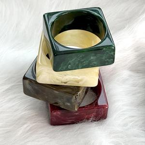 Nouveaux bracelets épais irréguliers en résine, faits à la main, à motifs, de style européen, pour femmes - Product Image 4