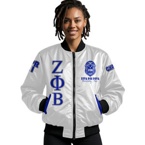 Chaqueta de Satén Azul y Blanca con Bordado del Escudo de la Hermandad Zeta Phi Beta, Estilo Universitario Premium, 1920 - Product Image 4