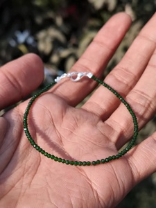 Delicada Pulsera de Cuentas Redondas Facetadas de 2 mm con Baño de Plata y Esmeralda, Piedra de Nacimiento de Mayo, Regalo para Fiestas - Product Image 2