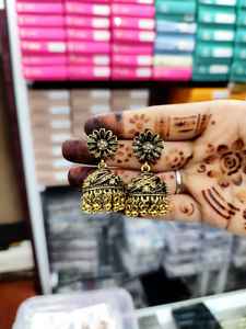 Boucles d'oreilles vintage en or de vente chaude pour femmes boucles d'oreilles occidentales affichage de boucles d'oreilles de style vintage élégant - Product Image 2