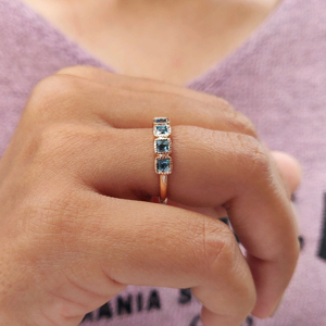 Anillo de Oro Rosa con Tres Piedras de Zafiro Azul, Corte Princesa, Engaste de Garra, Banda Minimalista, Joyería para Mujer - Product Image 3